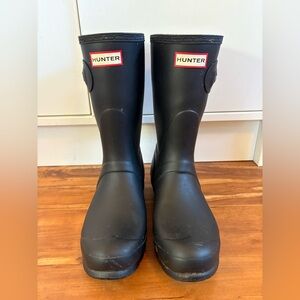 Hunter Matte Black Mid-Calf Rain Boots with Red Logo, size 8.5